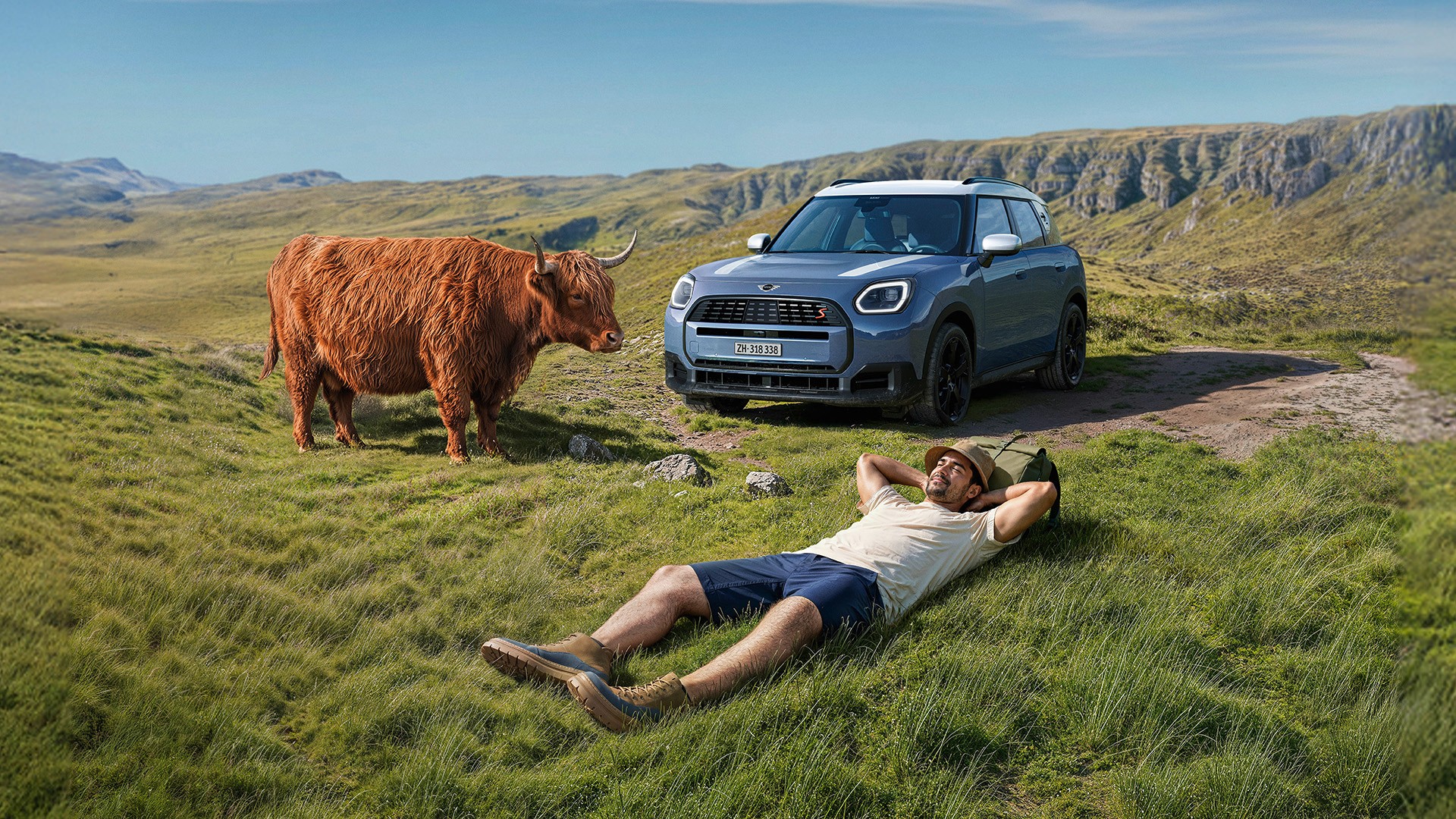 Un MINI Service Center con un consulente di assistenza che aiuta un cliente.